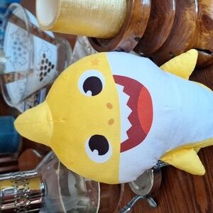 Pinkfong Baby Shark 13.50"  Yellow ,White no music The pinkfong co.